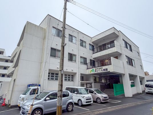 高層の白い建物の外観