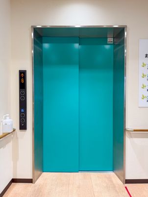 落ち着きある廊下のエレベーター
