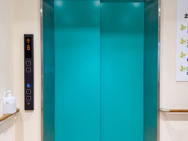 落ち着きある廊下のエレベーター エレベーター 操作が簡単で使いやすいエレベーターです。清潔感があり、安心してご利用いただけます。