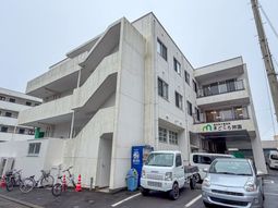 白い外壁の建物外観
