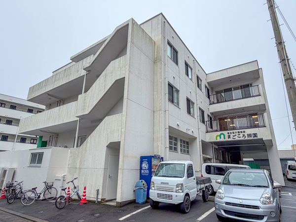白い外壁の建物外観