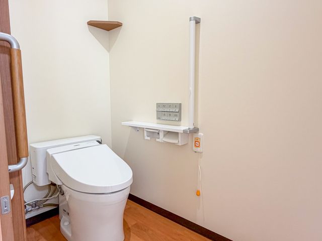 清潔感のあるトイレ トイレ 広々としたトイレには手すりが設置され、安心してご利用いただけます。