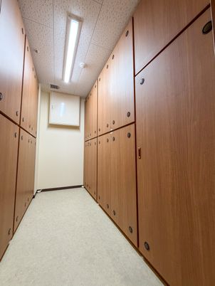 木製ロッカーの廊下