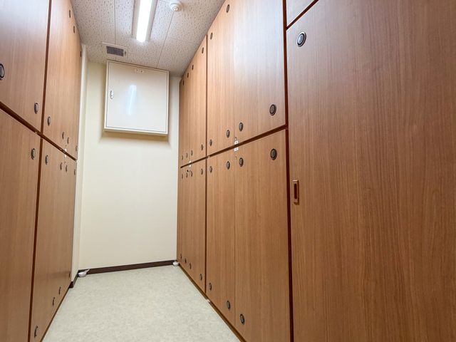 木製ロッカーの廊下 廊下 広々とした木製のロッカーが並び、収納に便利な空間です。清潔感のある明るい雰囲気です。
