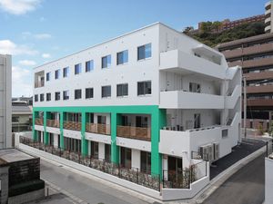 白と緑のモダンな外観