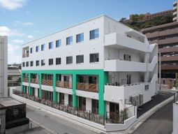 白と緑の建物全景