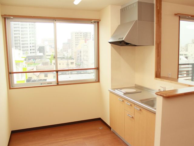 明るいキッチン付居室 キッチン 窓からの日差しで明るい居室です。調理をするための設備も整っており、自由な生活が送れます。