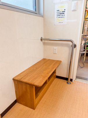 木製ベンチと手すり付近
