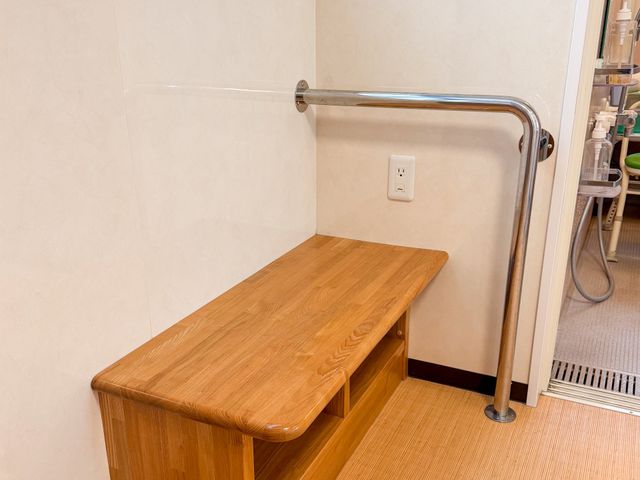 木製ベンチと手すり付近 浴室 浴室には、手すり付きの木製ベンチが設置され、着替えを安心して行うことができます。