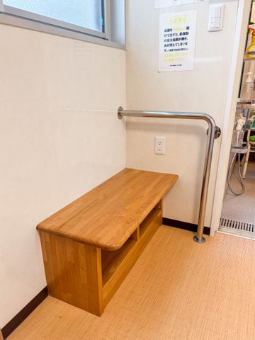 木製ベンチと手すり付近 浴室 浴室には、手すり付きの木製ベンチが設置され、着替えを安心して行うことができます。