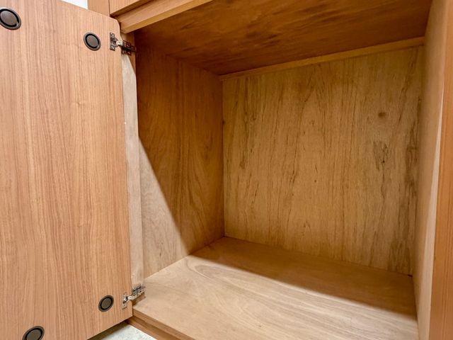 木製キャビネットの収納 クローゼット 使いやすさと収納力を兼ね備えた木製キャビネットです。広い収納スペースが確保されています。