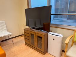 テレビと空気清浄機のある部屋