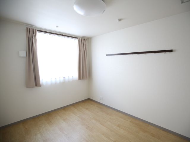 シンプルな居室の一角 居室 落ち着いた色合いの居室です。シンプルな造りで、自分らしい空間を作りやすいです。