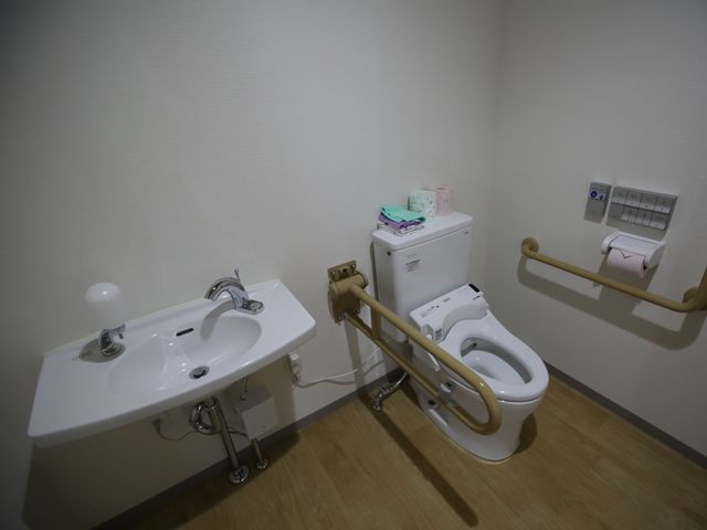 手すり付き洗面所トイレ トイレ バリアフリー設計の清潔なトイレです。手すり付きでバランスを取りやすく、快適にご使用いただける工夫がされています。