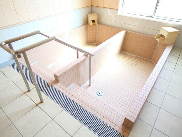 手すり付き浴室施設 浴室 ゆったりとした広々としたバリアフリーの浴室です。入浴時の安全を考慮した手すりも整っており、安心してご利用いただけます。