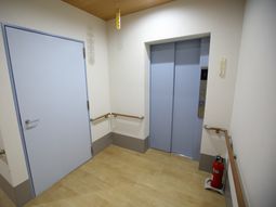 清潔な廊下とエレベーター