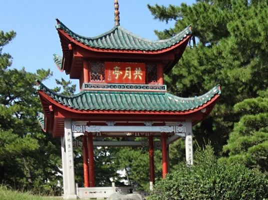 緑に囲まれた鐘楼閣