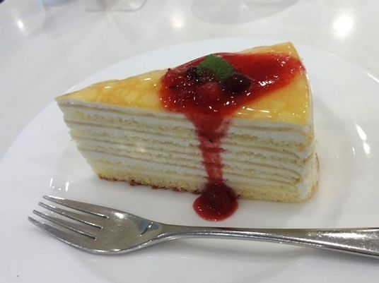 カラフルなクレープケーキ