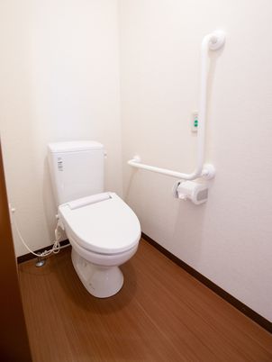 手すり付きの清潔なトイレ