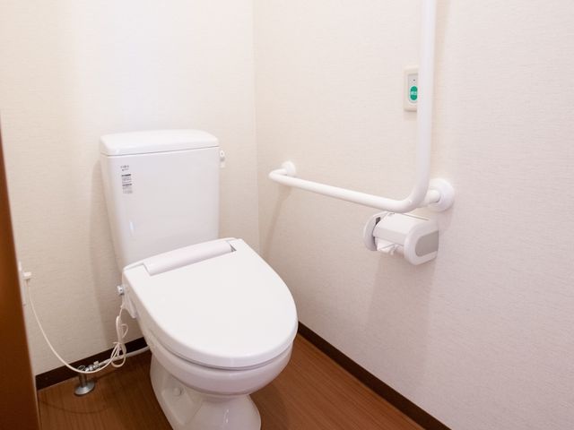 手すり付きの清潔なトイレ トイレ 手すりが設置されており、立ち座りがしやすいトイレです。安全にお使いいただける配慮がされています。
