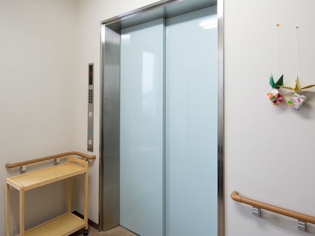 清潔なエレベーター エレベーター バリアフリー設計のエレベーターで、移動もラクラクです。安全に配慮した手すりも完備しております。
