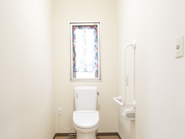 明るい清潔なトイレ トイレ 広々としたスペースを誇る清潔なトイレです。手すりが設置され、どなたでも安心してお使いいただける設計となっております。