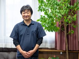 明るい表情のスタッフ像