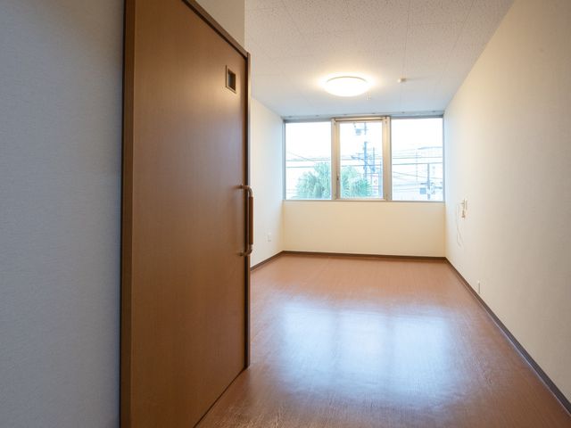広々とした明るい居室 居室 ゆったりと過ごせるシンプルな居室です。窓からの光が部屋を明るく照らし、落ち着いた空間を提供しています。