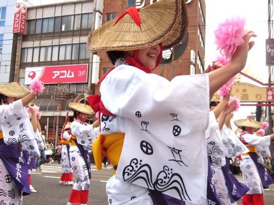 祭りの踊り子たち