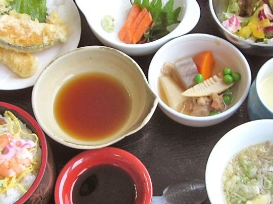 色とりどりの手料理