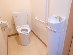 支援バー付きの洋式便所