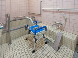 バリアフリーの浴室設備