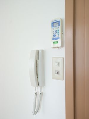 白壁に取り付けられたインターホン