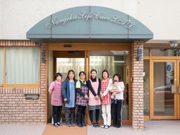 エントランスに並ぶスタッフ