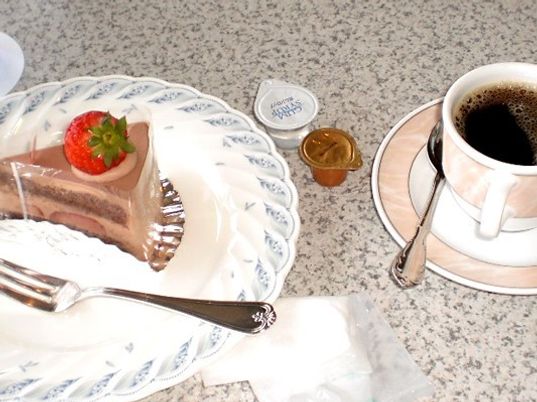 イチゴのケーキとコーヒー