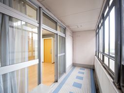明るい通路と居室入口
