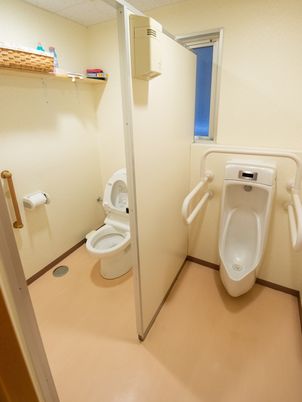 手すり付き清潔なトイレ