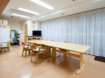 木製テーブルのある居室