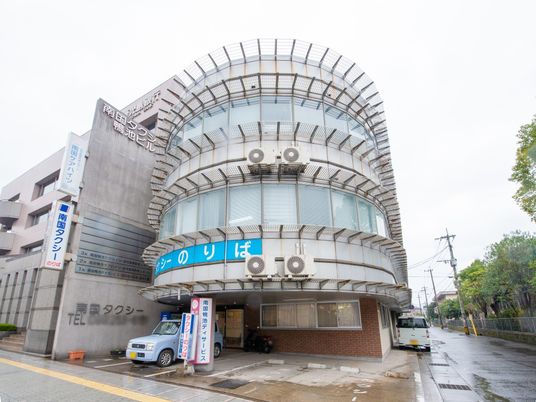 都市型の施設の外観