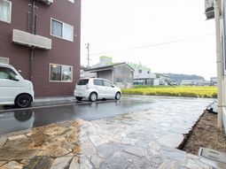 茶色の建物と駐車場