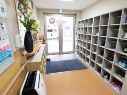 エントランスの靴箱と花