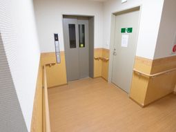 エレベーター前の廊下