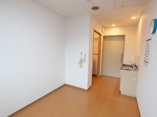居室の一角と手洗い場