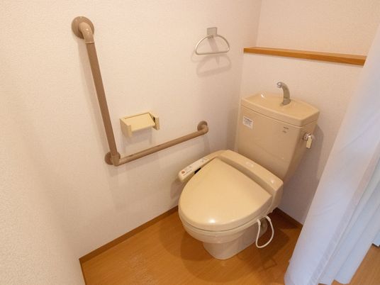 手すり付き洋式トイレ