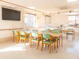 明るい食堂の様子