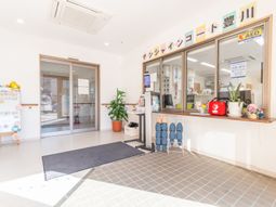 明るいエントランスの様子