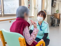 笑顔で会話するスタッフと利用者