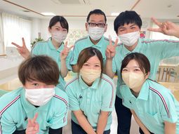 笑顔のスタッフ集合