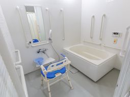 手すり付きバリアフリー浴室