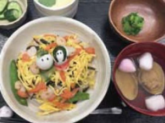 カラフルな料理の配膳